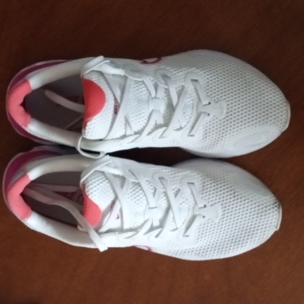 Nike Women's White and Pink Running Shoes - Picture 3 of 10